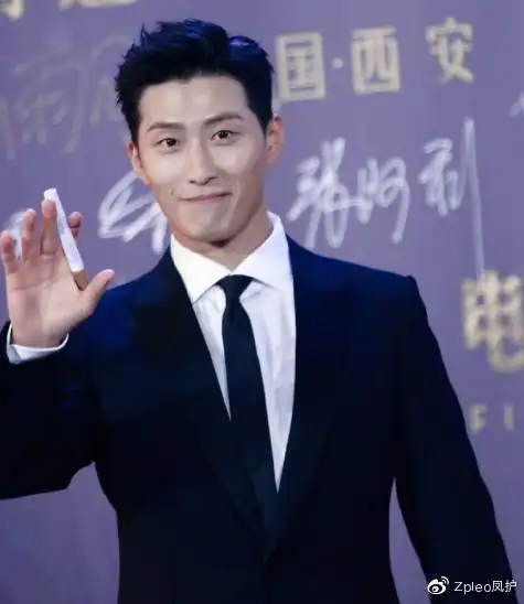 何超莲撇窦骁高端日料店就餐,直言很温馨,大赞男友主持棒颜值高