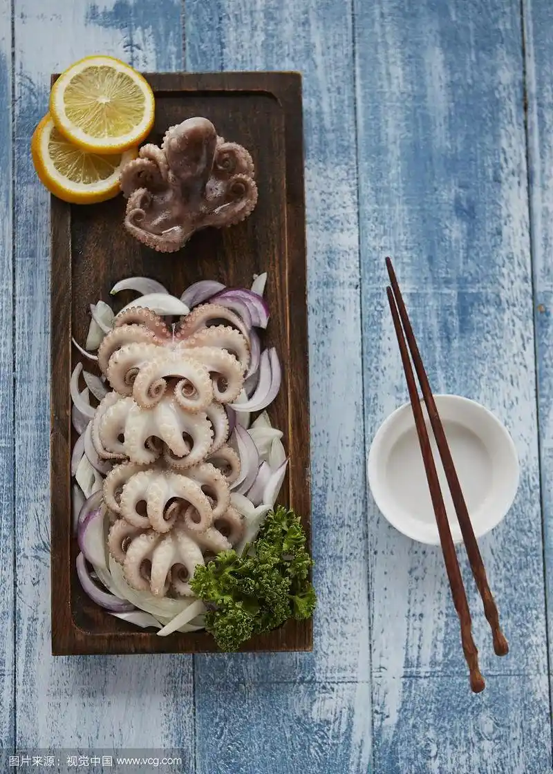 章鱼在盘子上的照片