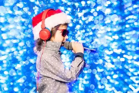 一个小男孩正在唱歌. 圣诞快乐,新年快乐.照片