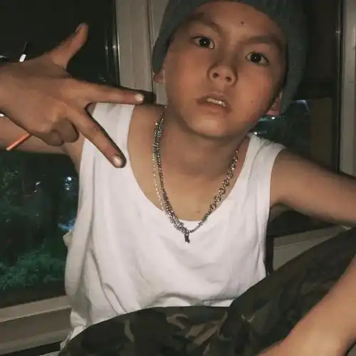 头像男生现在的孩子啊只懂求根公式不懂人生