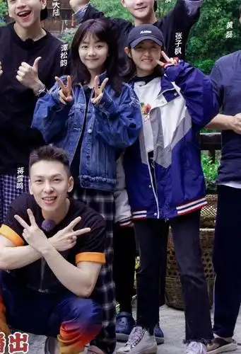 原创《向往》谭松韵令人心疼,29岁美成19岁,和张子枫同框美成姐妹花