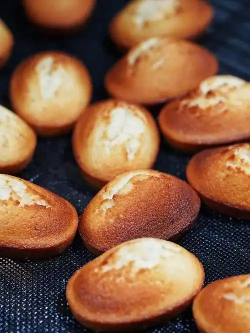 亲爱的鱼宝早上阳光里送来她亲手做的点心