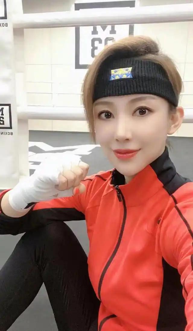 潘晓婷晒美照,肤白貌美,身材圆润,穿着显老,但长相却像小姑娘