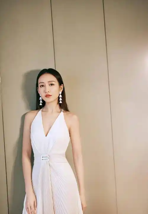 王鸥最新大片曝光,时尚穿深v裙藏不住好身材,这也太美了吧_风格_色彩