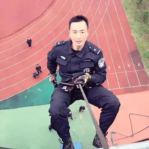 九江党员特警主动请战成为湖北麻城编外战疫队员