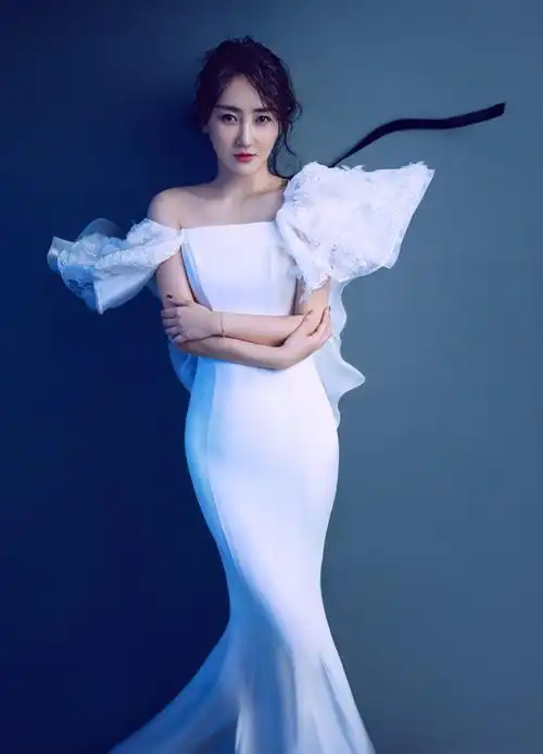 高姝瑶白裙亮相秀傲人曲线