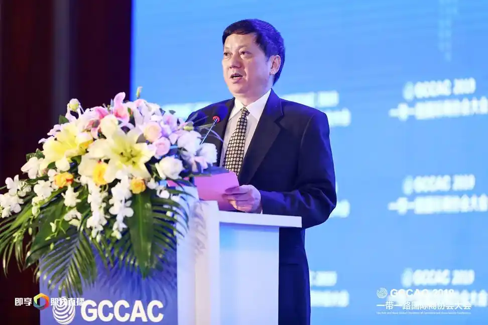 图为:福建省福州市委副书记,市长尤猛军在会上做主题推介