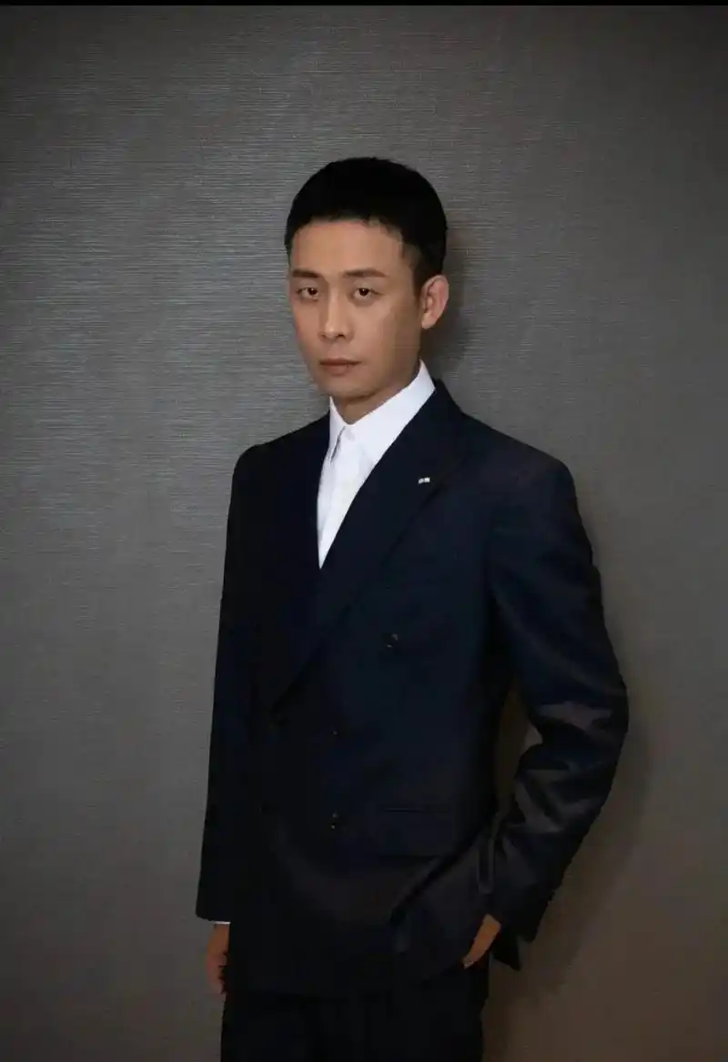 笔尖划过了书本,却没有划过岁月对你的痕迹#张译 #实力派演员 - 抖音