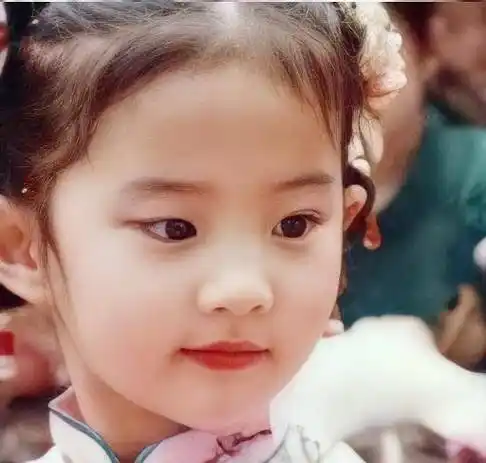刘亦菲的童年照上了热搜榜,她的美貌,真的是完全遗传了她妈妈_武汉