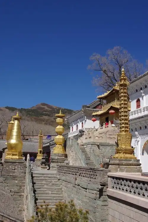 1旅游攻略五台山简介 五台山位于山西省忻州市五台县境内,西南距省会