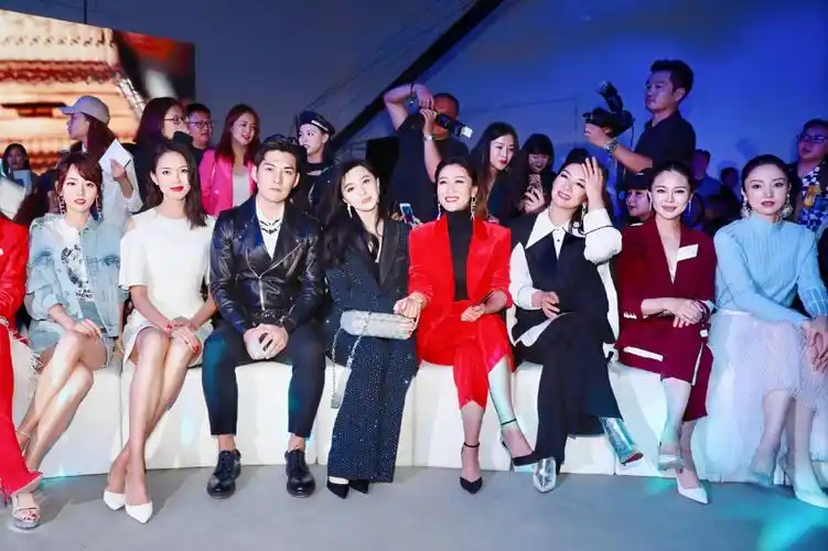 看,这张集体大合照里,有好几位时尚辣妈,每个人的状态都很满,呈现出来