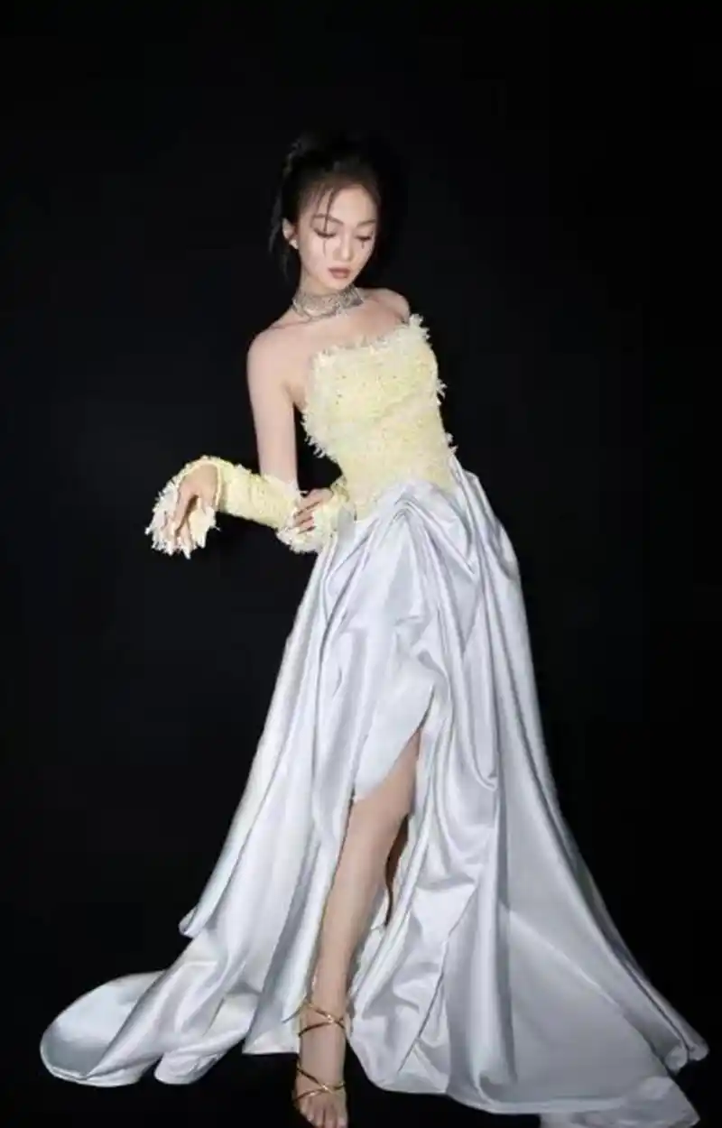 张韶涵奶黄色礼服裙皮肤白皙,露修长美腿秀好身材!