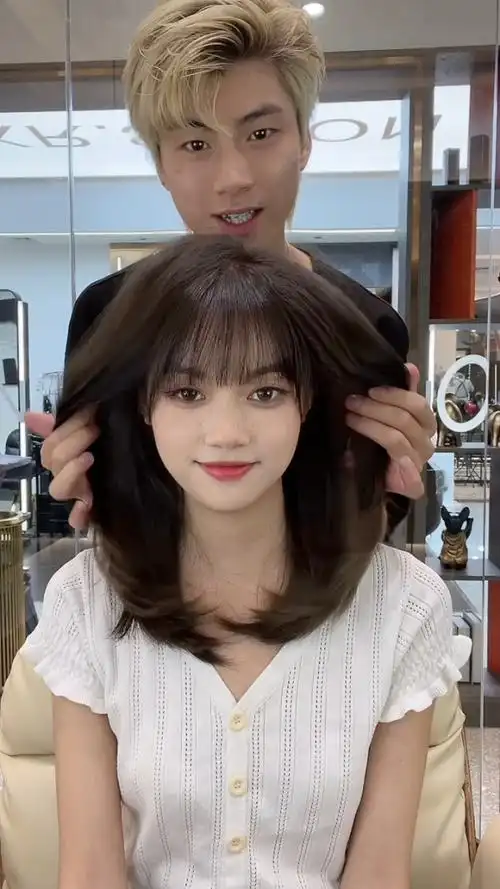 减龄好打理中长发,显脸小蓬松感好,发尾简单的弧形,让发型更有层次感