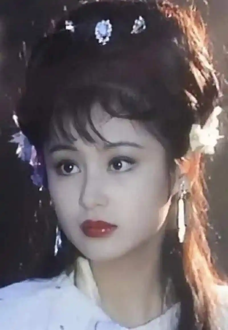 虽然陈好很漂亮演的貂蝉也很漂亮,但看到陈红演的貂蝉之后就发觉陈好