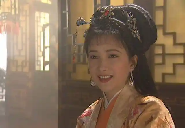 扮演的是多情又不幸的秦可卿 何晴这个版本被网友誉为 后来,在水浒传