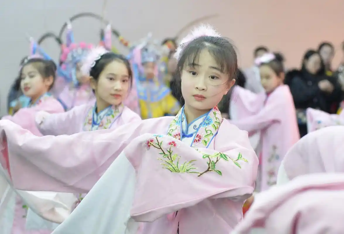 来自该中心少儿京剧团的40名小演员先后表演了《梨花颂》《大青衣》