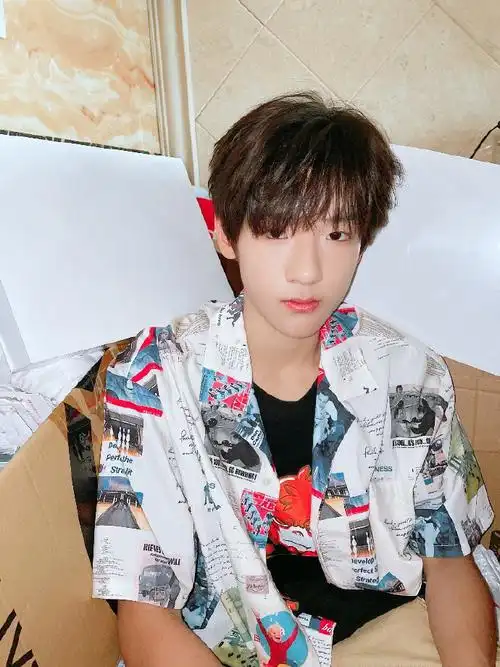 张峻豪港风晚安随拍