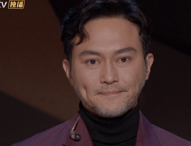 张智霖的胡须白了,刘涛称是染的,袁咏仪:他老了,是真的天然白