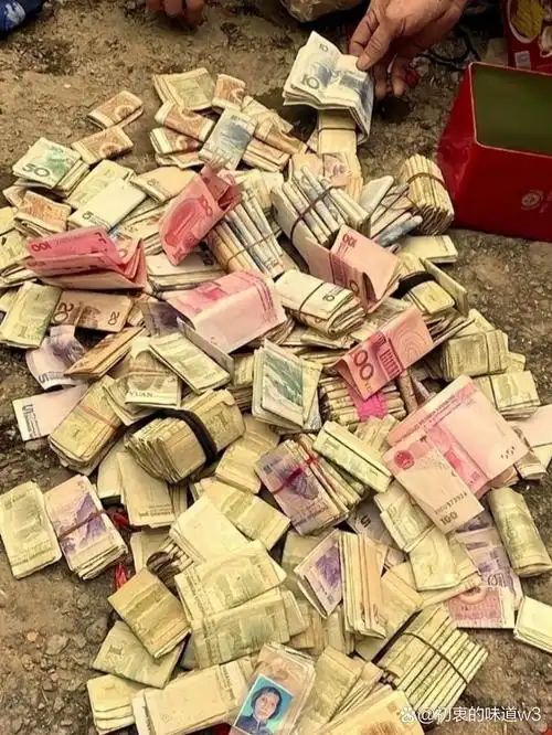 隔壁家奶奶走了,给她打扫房间的时候无意间看到她的抽屉里有个小盒子