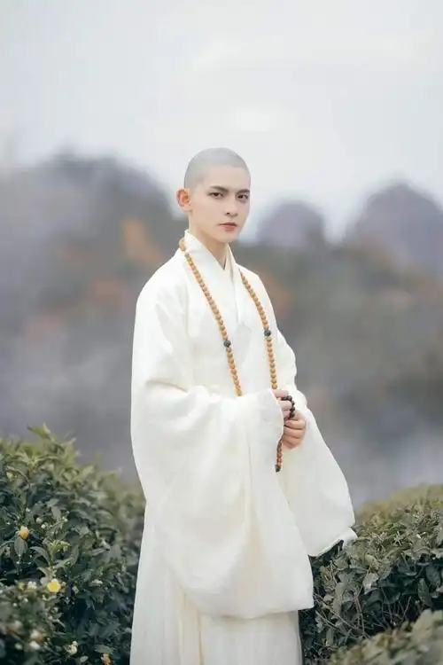 破千分享「最帅和尚」于脸书爆红,网友暴动:「可以为他破戒」