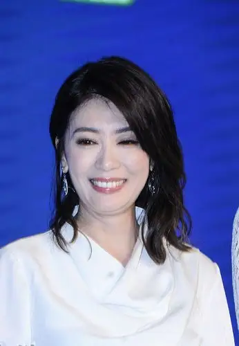 43岁辣妈贾静雯靠涂厚粉底遮皱纹,却笑出双下巴,网友:认老吧