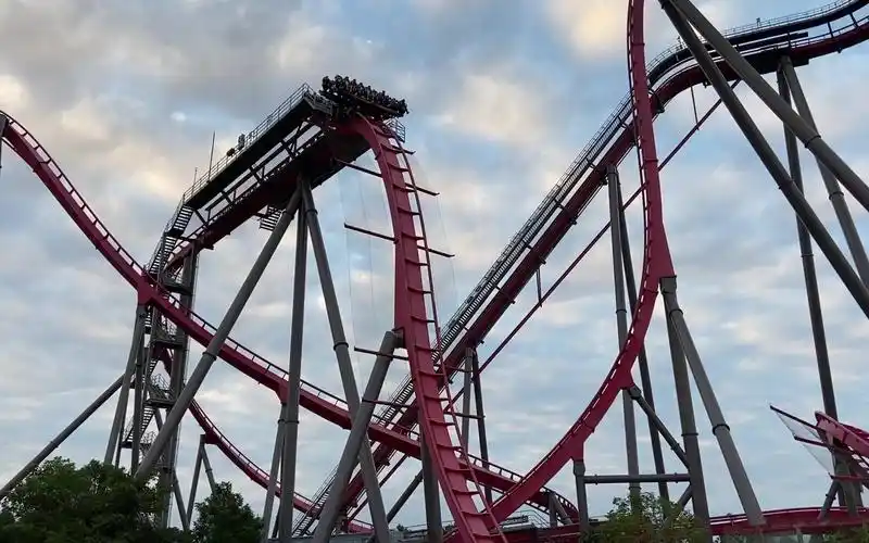 上海欢乐谷之绝顶雄风过山车