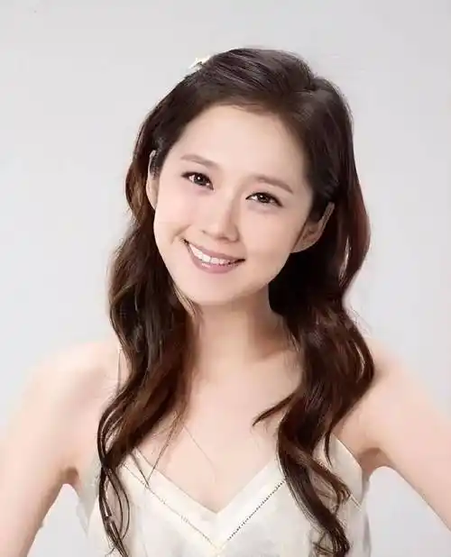 事实证明,曾扬言"没钱就去中国"的张娜拉,已走上了"不归路"