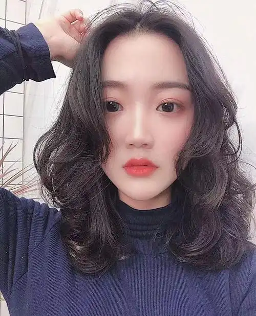 对于亚洲妹子来说慵懒锁骨发是非常适合也非常百搭的发型