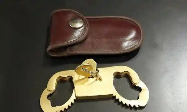 坐在副驾的男子突然掏出一支手枪,然后用拇指铐铐住了王晓斌的双手,说