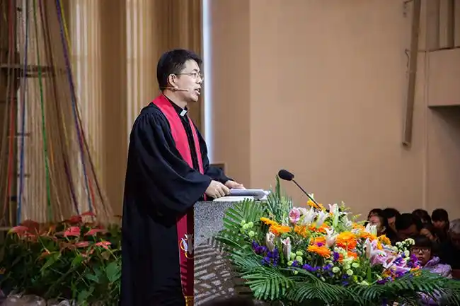 韩占慧牧师主礼敬拜