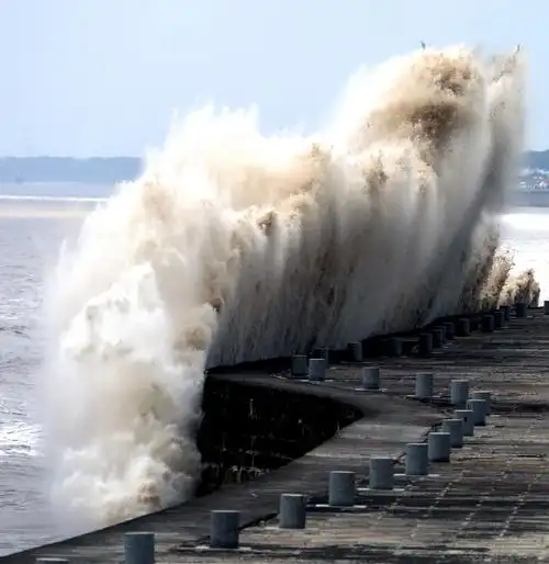 钱塘江九月大潮更壮观