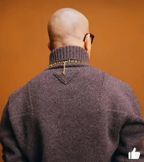 视频中,具俊晔身穿高领毛衣,背靠镜头,闪耀着他宽松的背影.