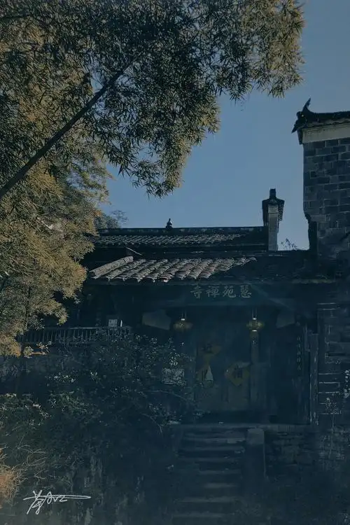 慧苑禅寺慧苑寺位于福建省武夷山北面风景区境内在武夷山鹰嘴岩西章堂