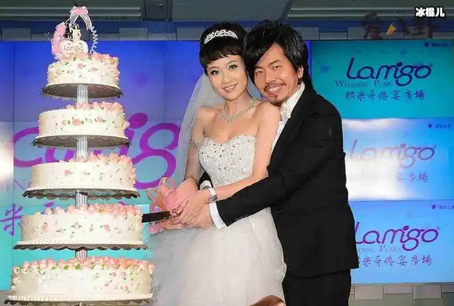 据悉,寇乃馨和常立欣两人拍拖拍了五年多,两人已经走到订婚了,但是不