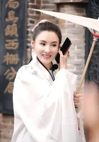 张柏芝高马尾造型青春靓丽 漫步乌镇气质恬静优雅