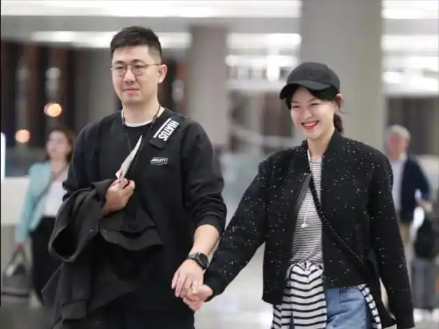 40岁李艾与老公张徐宁十指紧扣现身,穿衣巧遮肉眉眼都是幸福模样