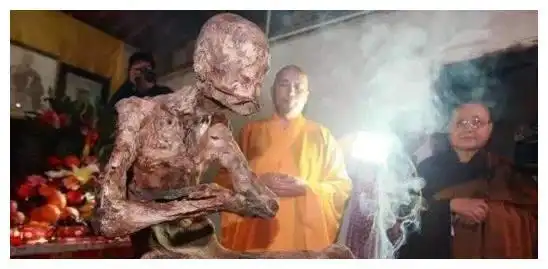 据说地藏99岁圆寂,3年后,肉身不腐,现葬于"肉身宝殿"内塔下.