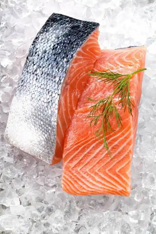 新鲜鲑鱼在冰上