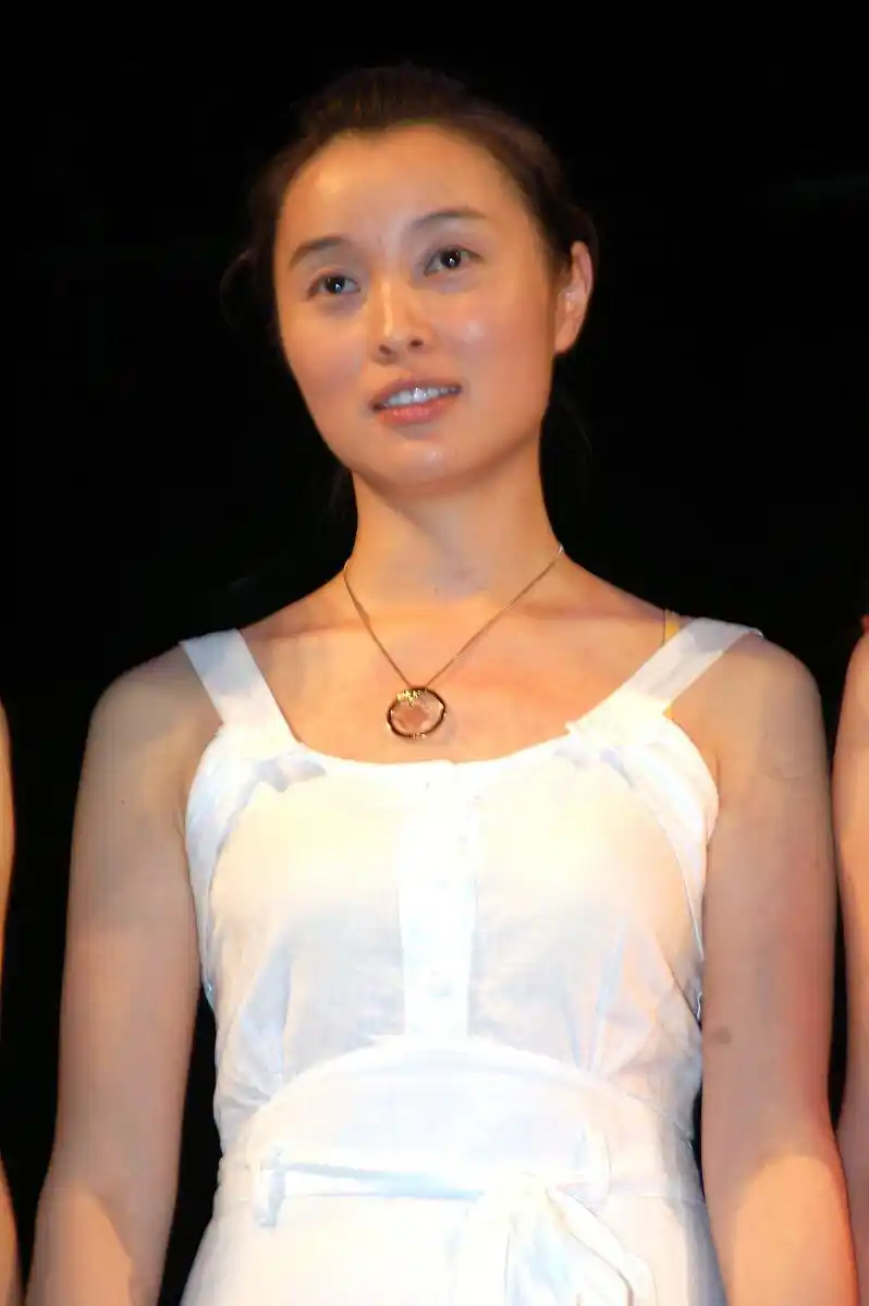 吴越年轻时的照片真的是太美了,清纯温婉,落落大方