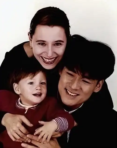 61岁周华健长居美国与女儿女婿在小饭馆用餐身材壮硕脸色通红