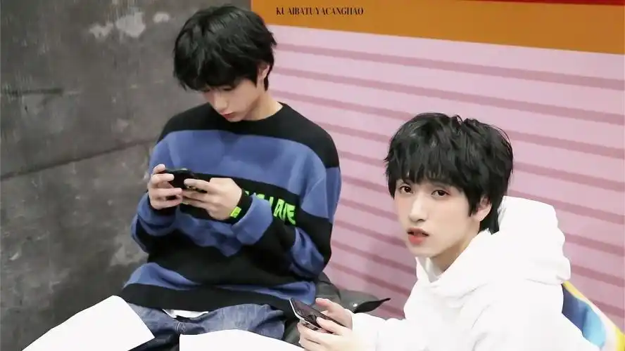 cp壁纸刘耀文x严浩翔文严文