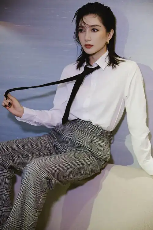 江疏影美照 灰色千鸟格西服套装帅气满分 红唇半扎发更显飒爽魅力