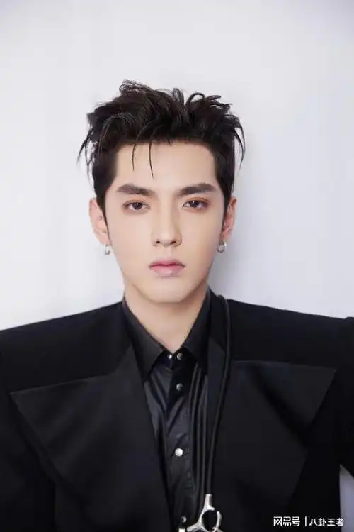 凡事件已经很炸裂了的时候,这位艺人却硬生生地把吴亦凡的风头抢走了