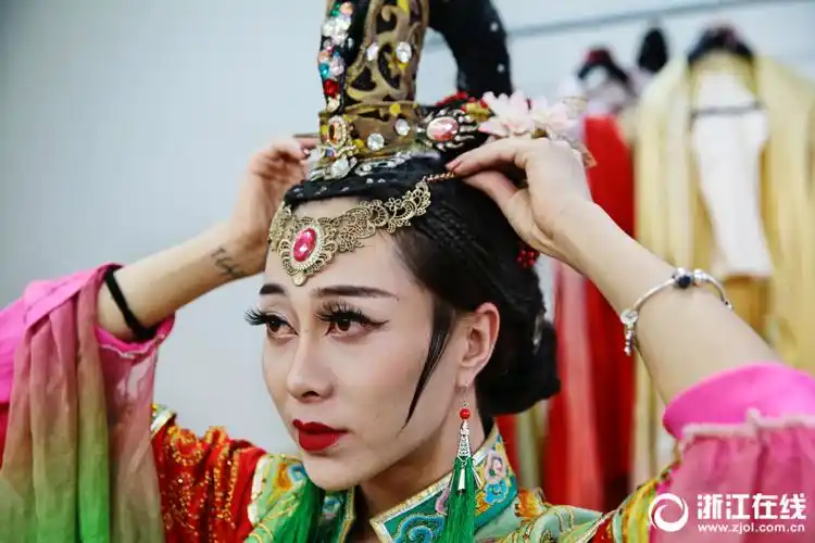 横店反串演员:安能辨我是雄雌