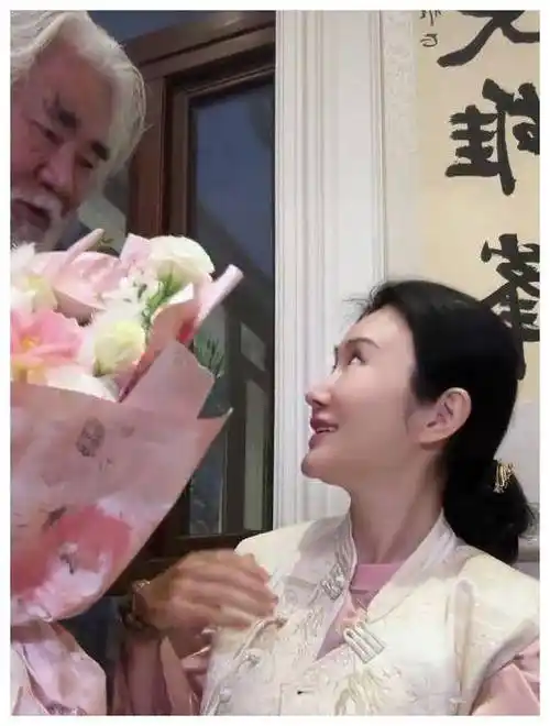 张纪中小31岁老婆杜星霖又双叒叕怀孕,网友:宝刀未老!