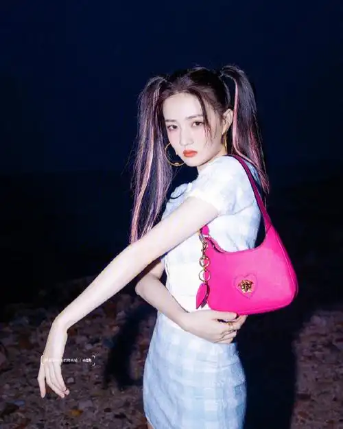 徐璐双马尾甜酷风写真