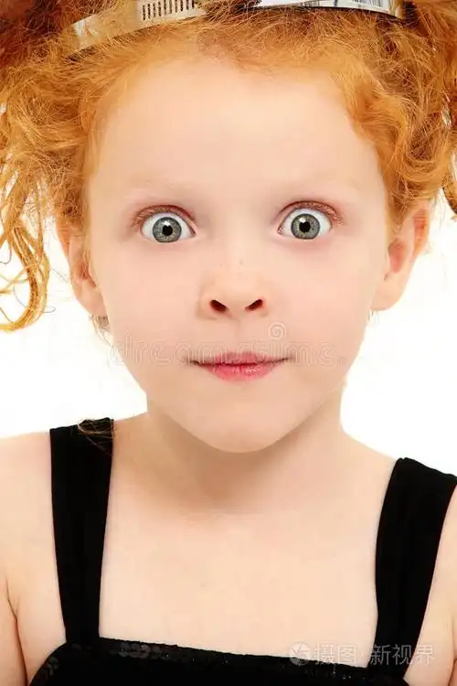 大眼睛兴奋表情的学龄前儿童