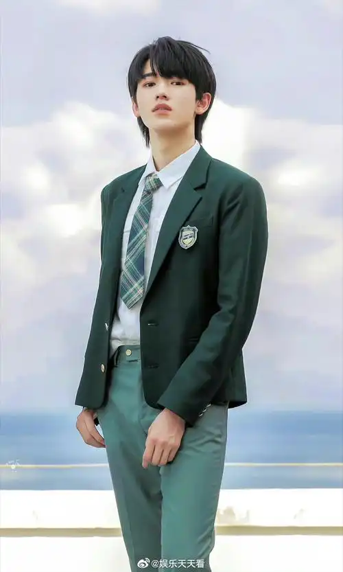 宋亚轩校服造型小合集～……__财经头条