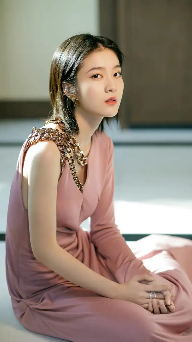 95后美少女张雪迎貌美如花,举手投足尽显气质