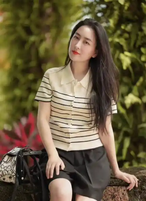 42岁马苏被偶遇逛路边摊,靠在货车上接地气,身形臃肿模样很路人